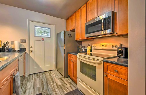 White Haven House | Inviting Retreat with Indoor Hot Tub & Deck - Golfers Welcome