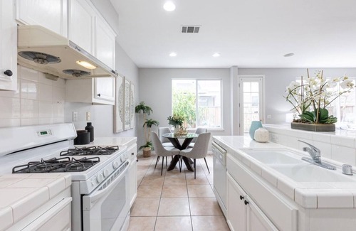 East Palo Alto House | Charming house with WiFi, fitness room, AC in perfect Palo Alto