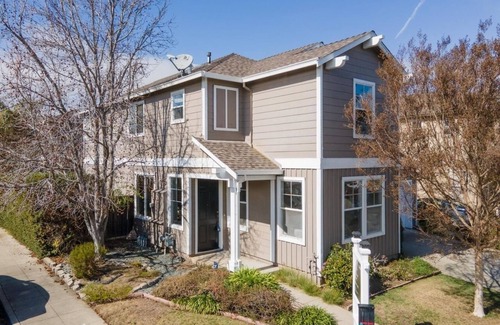 East Palo Alto House | Charming house with WiFi, fitness room, AC in perfect Palo Alto