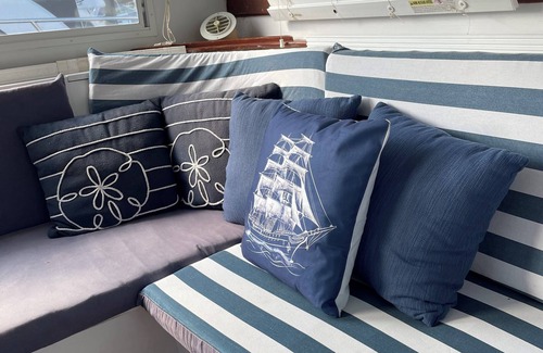Sanford Boat Rental | Charming houseboat in pleasant Sanford with WiFi, AC
