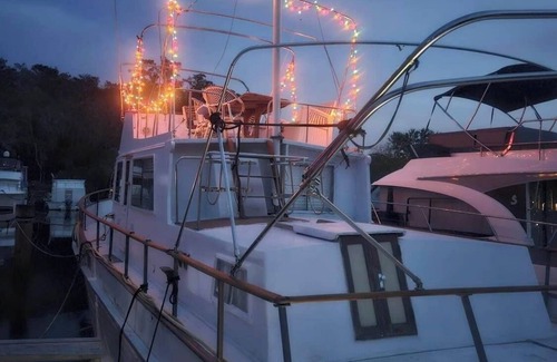 Sanford Boat Rental | Charming houseboat in pleasant Sanford with WiFi, AC
