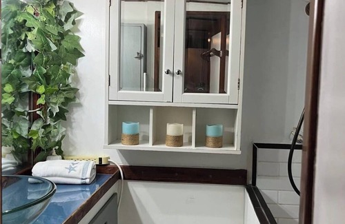 Sanford Boat Rental | Charming houseboat in pleasant Sanford with WiFi, AC