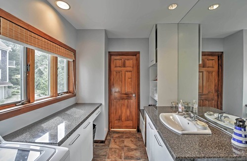 Hyannis Cottage | Cozy Hyannis Home with Deck - Steps to the Beach!