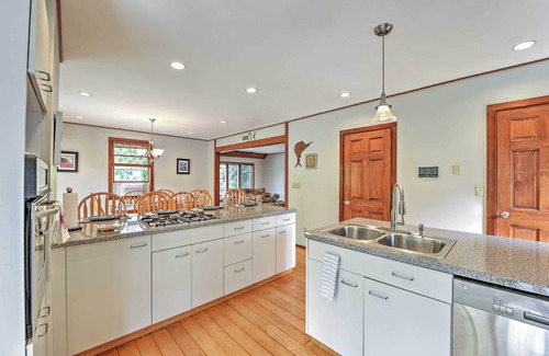 Hyannis Cottage | Cozy Hyannis Home with Deck - Steps to the Beach!