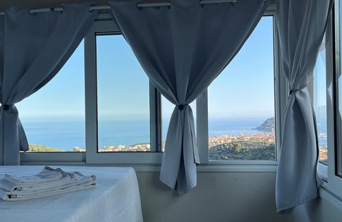 Monade Santa Lucia Villa | Idyllic Italian Villa with Panoramic Bay Views and Spa Amenities