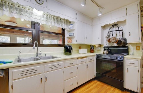 Jefferson City House | Ideal Jefferson City Home: 2 Mi to Downtown with Spa & Breakfast