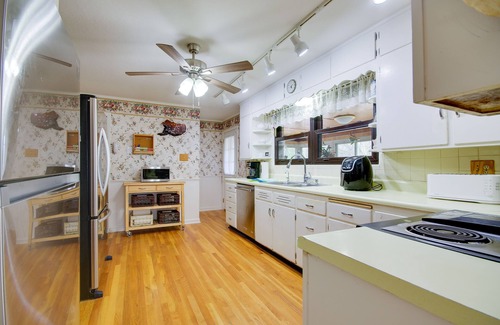 Jefferson City House | Ideal Jefferson City Home: 2 Mi to Downtown with Spa & Breakfast