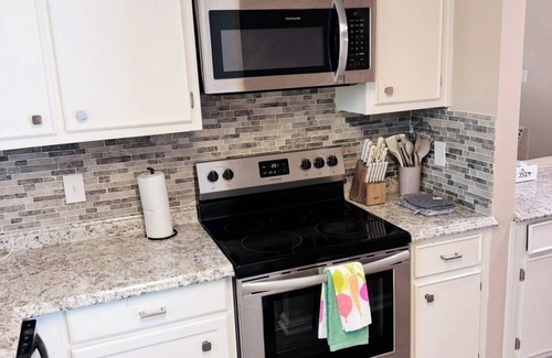 Montgomery Apartment | Cozy King Ensuite Home - Family-Friendly & Pet Welcoming