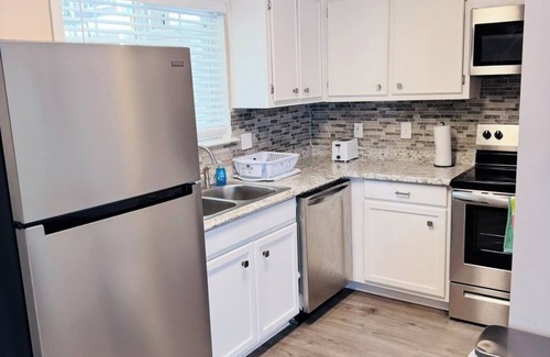 Montgomery Apartment | Cozy King Ensuite Home - Family-Friendly & Pet Welcoming