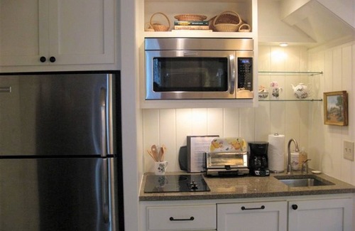South of Broad Bed & Breakfast | Delightful Kitchen House with Inviting Garden & Breakfast