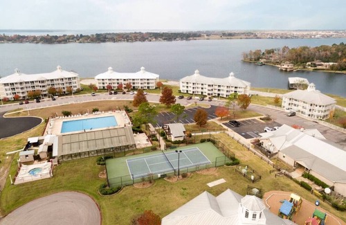 Conroe Apartment | Inviting 2BD Retreat with Kitchen, Pool & Free Wi-Fi