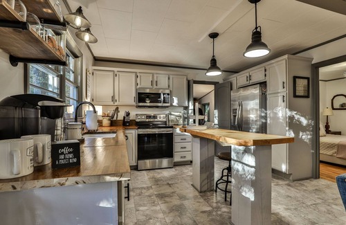 Morganton Cabin | Lake Blue Ridge Cottage: Modern Retreat with Private Dock