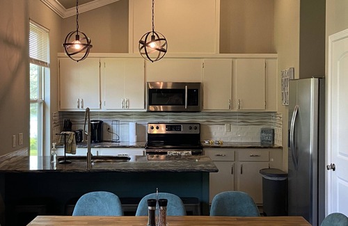 Jones Mills House | Explore Lake Catherine's Ideal Riverside Retreat with Boat Dock