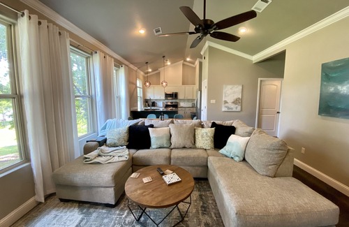 Jones Mills House | Explore Lake Catherine's Ideal Riverside Retreat with Boat Dock