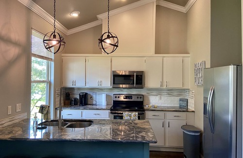Jones Mills House | Explore Lake Catherine's Ideal Riverside Retreat with Boat Dock
