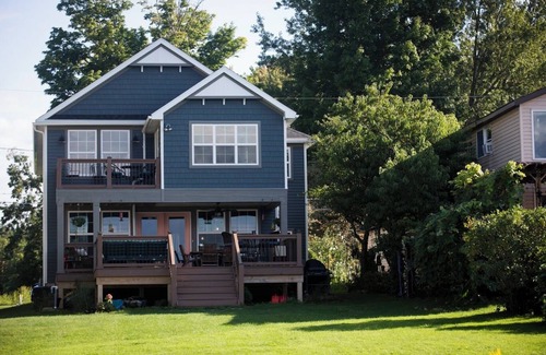 Bayberry House | Charming Lake front 4-bedroom 3 full bath house in lovely with WiFi, Central AC