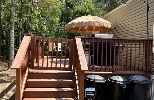 Henderson House | Enchanting Lake Getaway: Guest Rated 9.8 with Breakfast & Views