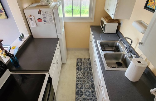 Ashford Cottage | Exquisite Lakefront Cottage with Pool and Spa Amenities