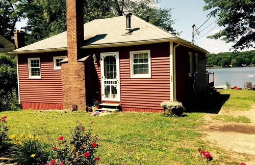 Ashford Cottage | Exquisite Lakefront Cottage with Pool and Spa Amenities