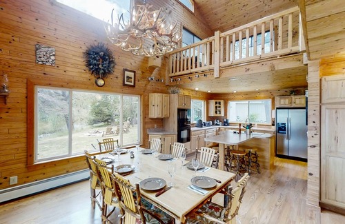 Atlanta House | Charming Lakefront home with dock, kayaks, fireplace and patio
