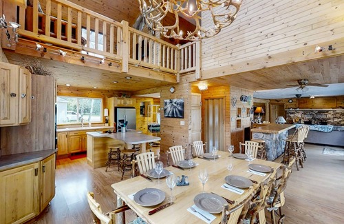Atlanta House | Charming Lakefront home with dock, kayaks, fireplace and patio