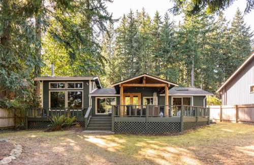 Fall City House | Charming Lakefront Log Cabin