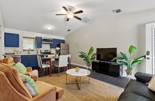 Hunt Club Cottage | Charming Large 1-bedroom cottage with AC, WiFi in serene Loxahatchee