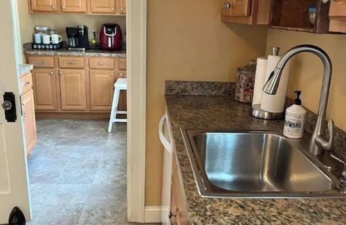 Worcester House | Spacious 3 Bedroom Haven with Ocean View & Hot Tub
