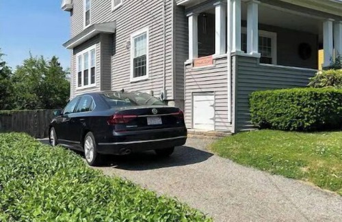 Worcester House | Spacious 3 Bedroom Haven with Ocean View & Hot Tub