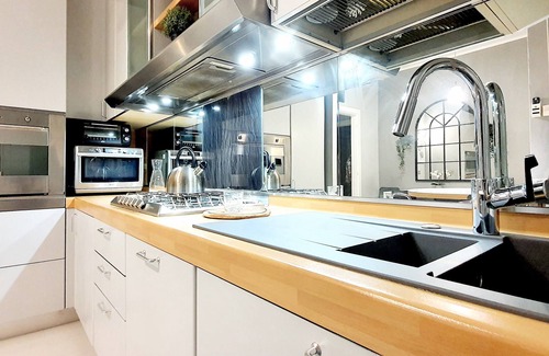 Central Station Apartment | Ideal Three-Room Apartment Near Central Station - Rated 10/10