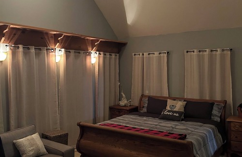 Roswell Cabin | Charming lodge in peaceful Roswell with WiFi, AC and lots of fun around.