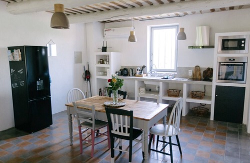 Althen-des-Paluds Apartment | Inviting Loft Retreat in Althen des Paluds with Spa