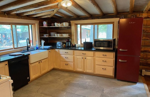 Sheridan Cabin | Pet-Friendly Log Cabin with a Perfect 10/10 Review Score