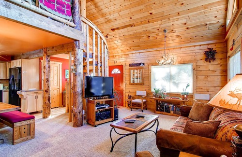 Dillon House | Cozy Log Cabin Retreat with Hot Tub - Pet Friendly Stay!