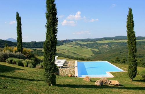 Il Poggio Villa | Exquisite Country Villa with Designer Interiors & Pool