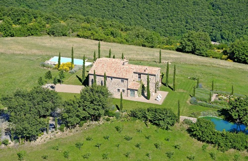 Il Poggio Villa | Exquisite Country Villa with Designer Interiors & Pool