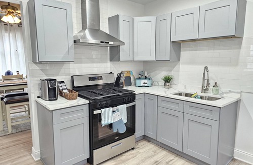 Waukegan House | Modern Retreat Near Naval Base, Six Flags & Gurnee Mills