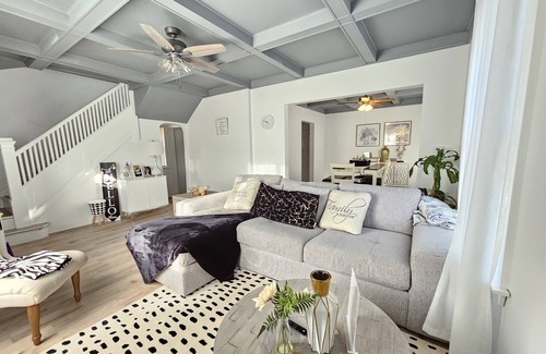 Waukegan House | Modern Retreat Near Naval Base, Six Flags & Gurnee Mills