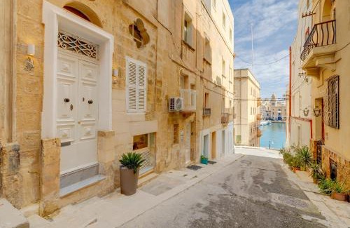 Senglea House | Elegant Oceanfront Townhouse in Senglea with Breakfast
