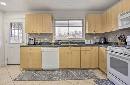 Mamaroneck House | Inviting Mamaroneck Home with Spa & Kitchen Near NYC