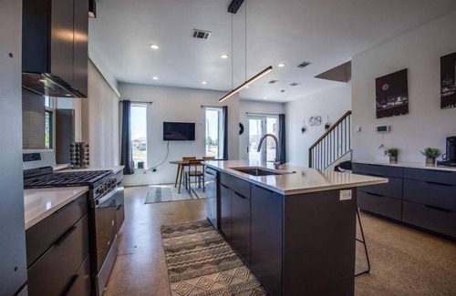 Dallas House | Cozy Retreat at Mandalay Nest with Spa and Breakfast