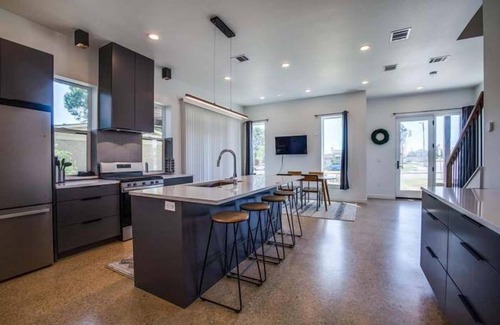 Dallas House | Cozy Retreat at Mandalay Nest with Spa and Breakfast