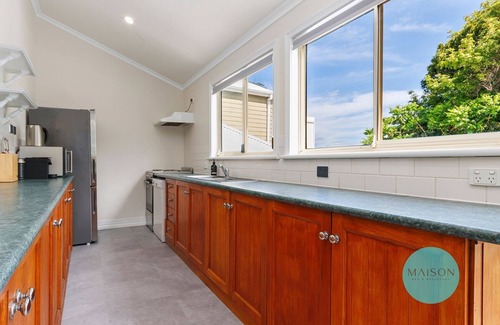 Merewether House | Perfectly Located Merewether Cottage with Spa & Hot Tub
