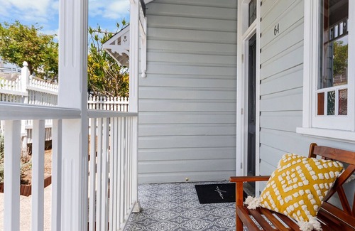 Merewether House | Perfectly Located Merewether Cottage with Spa & Hot Tub