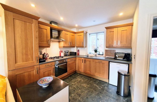 New Forest District House | Prime Mews House Retreat in Vibrant Lymington