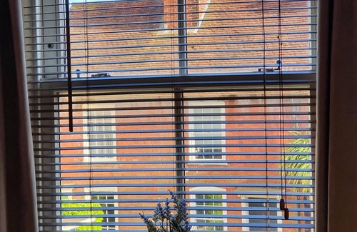 New Forest District House | Prime Mews House Retreat in Vibrant Lymington