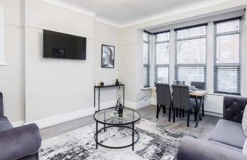Southend-on-Sea Apartment | Charming & Modern 2BR City Centre Near High St by Luxiety Stays