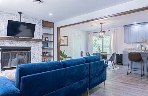 Snellville House | Top-Rated Modern Home with Family-Friendly Amenities