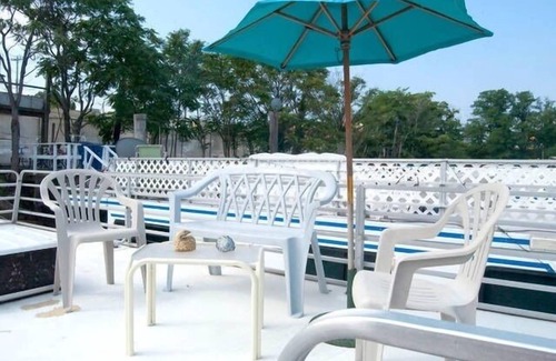 Sheepshead Bay Boat Rental | Modern Housebarge: Pool & Breakfast with 9/10 Guest Rating