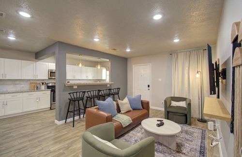 MacGregor House | Charming Modern Minimalist 4-Bedroom Steps from UH